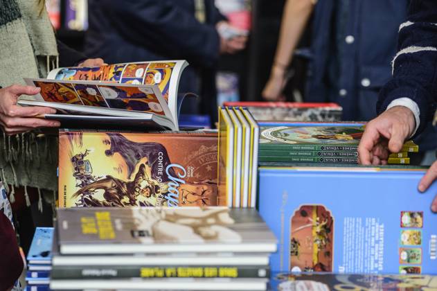 Foire du Livre de Bruxelles les gens se pressent autour des presentoirs 2023 Rayon Bandes dessinees Brussels Books fair 2023 - Comics Books Reporters QUINET JEANxMARCxQUINET