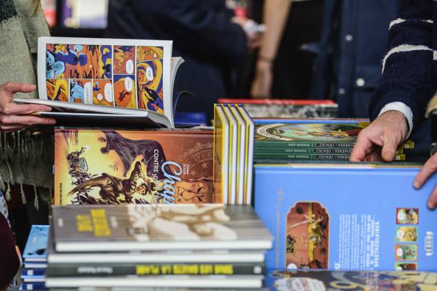 Foire du Livre de Bruxelles les gens se pressent autour des presentoirs 2023 Rayon Bandes dessinees Brussels Books fair 2023 - Comics Books Reporters QUINET JEANxMARCxQUINET