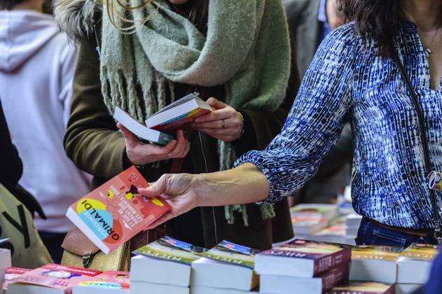 Foire du Livre de Bruxelles les gens se pressent autour des presentoirs 2023 Choisir un livre Brussels Books fair 2023 - Picking a book Reporters QUINET JEANxMARCxQUINET