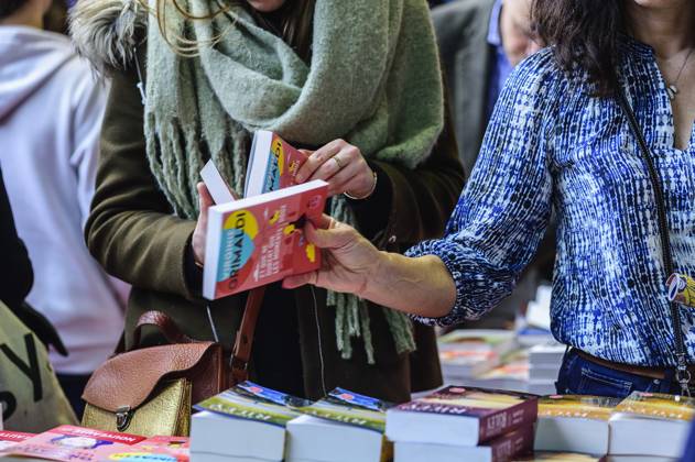 Foire du Livre de Bruxelles les gens se pressent autour des presentoirs 2023 Choisir un livre Brussels Books fair 2023 - Picking a book Reporters QUINET JEANxMARCxQUINET