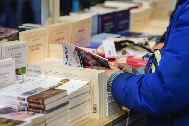 Foire du Livre de Bruxelles les gens se pressent autour des presentoirs 2023 Choisir un livre Brussels Books fair 2023 - Picking a book Reporters QUINET JEANxMARCxQUINET