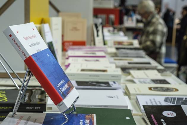 Foire du Livre de Bruxelles les gens se pressent autour des presentoirs 2023 Feuilleter un livre Brussels Books fair 2023 - Flipping the pages Reporters QUINET JEANxMARCxQUINET