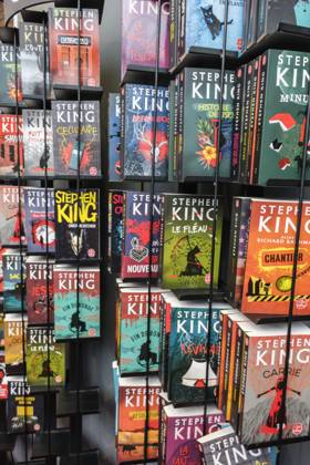 Foire du Livre de Bruxelles les gens se pressent autour des presentoirs 2023 Livres de Stephen King Brussels Books fair 2023 - Stephen King s books Reporters QUINET JEANxMARCxQUINET
