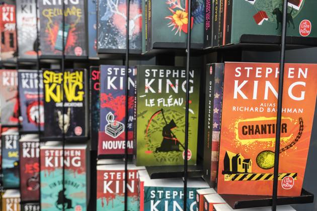 Foire du Livre de Bruxelles les gens se pressent autour des presentoirs 2023 Livres de Stephen King Brussels Books fair 2023 - Stephen King s books Reporters QUINET JEANxMARCxQUINET