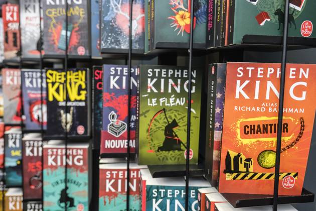 Foire du Livre de Bruxelles les gens se pressent autour des presentoirs 2023 Livres de Stephen King Brussels Books fair 2023 - Stephen King s books Reporters QUINET JEANxMARCxQUINET