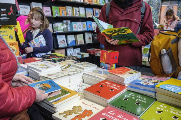 Foire du Livre de Bruxelles les gens se pressent autour des presentoirs 2023 Livre d illustration et histoire pour enfants Brussels Books fair 2023 - Illustration books and small story for children Reporters QUINET JEANxMARCxQUINET