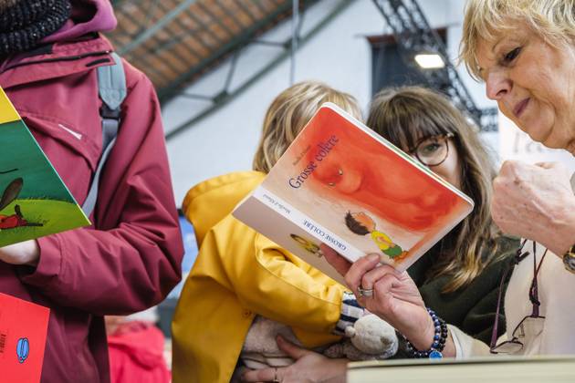 Foire du Livre de Bruxelles les gens se pressent autour des presentoirs 2023 Livre d illustration et histoire pour enfants Brussels Books fair 2023 - Illustration books and small story for children Reporters QUINET JEANxMARCxQUINET