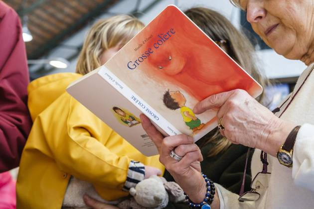 Foire du Livre de Bruxelles les gens se pressent autour des presentoirs 2023 Livre d illustration et histoire pour enfants Brussels Books fair 2023 - Illustration books and small story for children Reporters QUINET JEANxMARCxQUINET