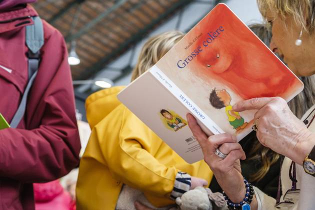 Foire du Livre de Bruxelles les gens se pressent autour des presentoirs 2023 Livre d illustration et histoire pour enfants Brussels Books fair 2023 - Illustration books and small story for children Reporters QUINET JEANxMARCxQUINET