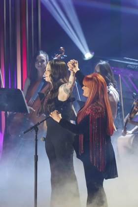 April 2, 2023, Austin, TX, United States: Singers ASHLEY MCBRYDE (l) and WYNONNA JUDD perform at the 2023 Country Music Awards (CMT) held for the first time in Austin, Texas on April 2, 2023 at the Moody Center before a sold out crowd. Austin United States - ZUMAd150 20230402_znp_d150_241 Copyright: xBobxDaemmrichx