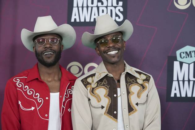 April 2, 2023, Austin, TX, United States: Singers TORRANCE THOMAS and THURMAN THOMAS walk the red carpet at the Country Music Television CMT Music Awards 2023 at the Moody Center in Austin, Texas on April 2, 2023 Austin United States - ZUMAd150 20230402_znp_d150_334 Copyright: xBobxDaemmrichx