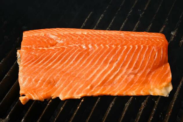  Searing and smoking salmon fish fillet on grill, Close up searing and smoking salmon fish fillet on open fire outdoor grill with cast iron metal grate, high angle view, Close up searing and smoking salmon fish fillet on open fire outdoor grill with cast iron metal grate, high angle view, 24.03.2023, Copyright: xBreakingTheWallsx Panthermedia33968455.jpg