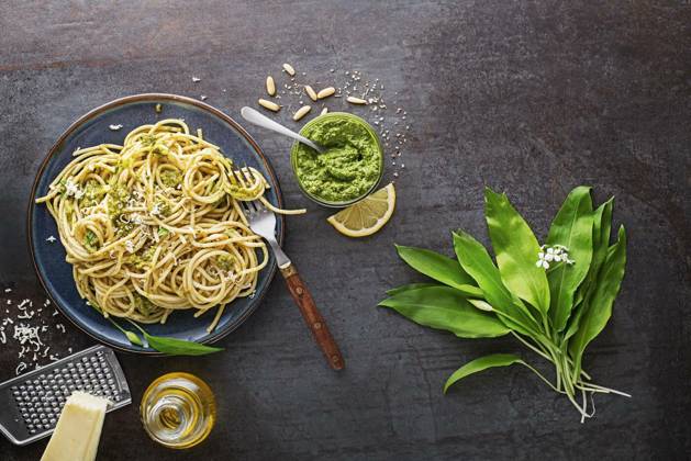  Ramson wild garlic pesto pasta, Making Fresh pasta with ramson or wild garlic pesto. Healthy spring food concept, Making Fresh pasta with ramson or wild garlic pesto. Healthy spring food concept, 25.03.2023, Copyright: xzidix Panthermedia33978772.jpg
