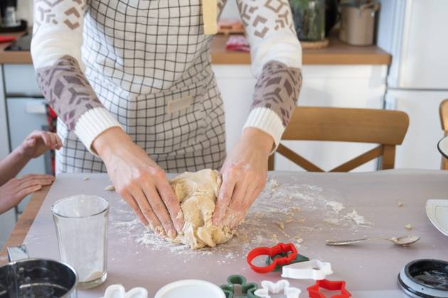 Hands knead thick dough on the kitchen table, decorated with festive decorations for Christmas and New year. Baking at home, aroma and comfort. Close-up Hands knead thick dough on the kitchen table, decorated with festive decorations for Christmas and New year. Baking at home, aroma and comfort. Close-up ,model released, Symbolfoto Copyright: xZoonar.com OlgaxSimonovax 19612677 ,model released, Symbolfoto ,property released