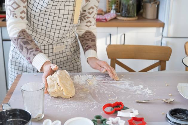 Hands knead thick dough on the kitchen table, decorated with festive decorations for Christmas and New year. Baking at home, aroma and comfort. Close-up Hands knead thick dough on the kitchen table, decorated with festive decorations for Christmas and New year. Baking at home, aroma and comfort. Close-up ,model released, Symbolfoto Copyright: xZoonar.com OlgaxSimonovax 19612802 ,model released, Symbolfoto ,property released