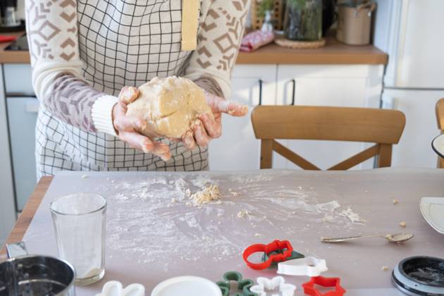 Hands knead thick dough on the kitchen table, decorated with festive decorations for Christmas and New year. Baking at home, aroma and comfort. Close-up Hands knead thick dough on the kitchen table, decorated with festive decorations for Christmas and New year. Baking at home, aroma and comfort. Close-up ,model released, Symbolfoto Copyright: xZoonar.com OlgaxSimonovax 19617002 ,model released, Symbolfoto ,property released