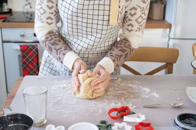 Hands knead thick dough on the kitchen table, decorated with festive decorations for Christmas and New year. Baking at home, aroma and comfort. Close-up Hands knead thick dough on the kitchen table, decorated with festive decorations for Christmas and New year. Baking at home, aroma and comfort. Close-up ,model released, Symbolfoto Copyright: xZoonar.com OlgaxSimonovax 19617118 ,model released, Symbolfoto ,property released