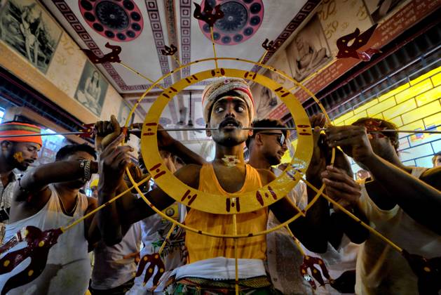 April 6, 2023, Bandel, India: A Hindu devotee carrying a structure supported by a rod pierced through his face as he participates in the Annual Velvel Festival . Velvel is a Hindu festival dedicated to the Hindu God Murugan Mutthumariamman and is celebrated in the month of April. Devotees perform different painful rituals, often involving piercing, with a belief that God Murugan Mutthumariamman will save their family members from all evil powers for next one year. Bandel India - ZUMAs197 20230406_zaa_s197_314 Copyright: xAvishekxDasx