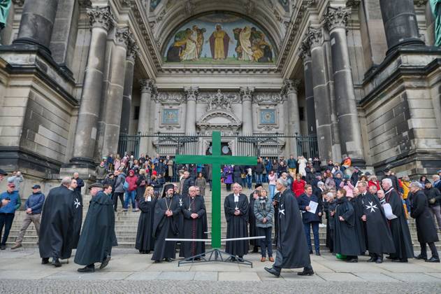 Christinnen und Christen haben am 07.04.2023 in Berlin mit der traditionellen Karfreitagsprozession an das Leiden und Sterben Jesu Christi am Kreuz erinnert. An der Prozession, die nach einem Gottesdienst in der evangelischen Marienkirche am Alexanderplatz zur katholischen Hedwigskathedrale nahe der Staatsoper Unter den Linden fuehrte, beteiligten sich nach Angaben des evangelischen Kirchenkreises Berlin-Stadtmitte mehrere hundert Menschen. Das Kreuz an der Spitze des Zuges wurde auch vom katholischen Berliner Erzbischof Heiner Koch, dem evangelischen Berliner Bischof Christian Staeblein und der evangelischen Berliner Generalsuperintendentin, Ulrike Trautwein getragen. In diesem Jahr widme sich die oekumenische Prozession Menschen, die an Copyright: epd-bild ChristianxDitsch D23D0407BerlinKarfreitagsprozession111557
