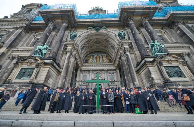 Christinnen und Christen haben am 07.04.2023 in Berlin mit der traditionellen Karfreitagsprozession an das Leiden und Sterben Jesu Christi am Kreuz erinnert. An der Prozession, die nach einem Gottesdienst in der evangelischen Marienkirche am Alexanderplatz zur katholischen Hedwigskathedrale nahe der Staatsoper Unter den Linden fuehrte, beteiligten sich nach Angaben des evangelischen Kirchenkreises Berlin-Stadtmitte mehrere hundert Menschen. Das Kreuz an der Spitze des Zuges wurde auch vom katholischen Berliner Erzbischof Heiner Koch, dem evangelischen Berliner Bischof Christian Staeblein und der evangelischen Berliner Generalsuperintendentin, Ulrike Trautwein getragen. In diesem Jahr widme sich die oekumenische Prozession Menschen, die an Copyright: epd-bild ChristianxDitsch D23D0407BerlinKarfreitagsprozession111617