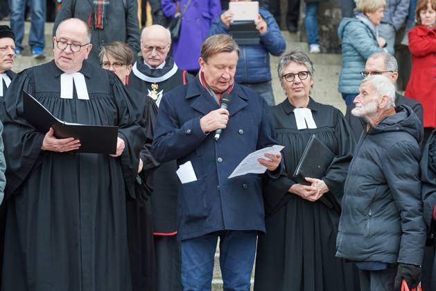 Christinnen und Christen haben am 07.04.2023 in Berlin mit der traditionellen Karfreitagsprozession an das Leiden und Sterben Jesu Christi am Kreuz erinnert. An der Prozession, die nach einem Gottesdienst in der evangelischen Marienkirche am Alexanderplatz zur katholischen Hedwigskathedrale nahe der Staatsoper Unter den Linden fuehrte, beteiligten sich nach Angaben des evangelischen Kirchenkreises Berlin-Stadtmitte mehrere hundert Menschen. Das Kreuz an der Spitze des Zuges wurde auch vom katholischen Berliner Erzbischof Heiner Koch, dem evangelischen Berliner Bischof Christian Staeblein und der evangelischen Berliner Generalsuperintendentin, Ulrike Trautwein getragen. In diesem Jahr widme sich die oekumenische Prozession Menschen, die an d Copyright: epd-bild ChristianxDitsch D23D0407BerlinKarfreitagsprozession111734