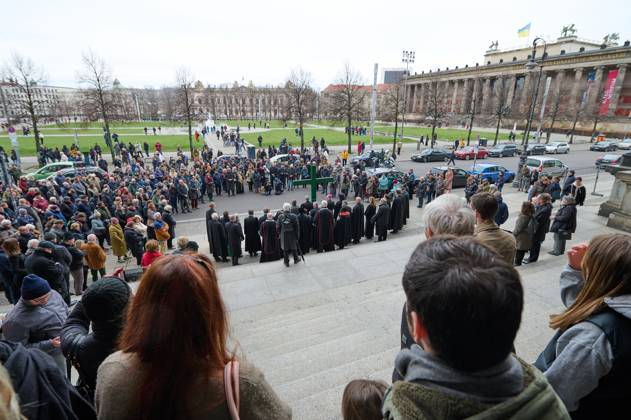 Christinnen und Christen haben am 07.04.2023 in Berlin mit der traditionellen Karfreitagsprozession an das Leiden und Sterben Jesu Christi am Kreuz erinnert. An der Prozession, die nach einem Gottesdienst in der evangelischen Marienkirche am Alexanderplatz zur katholischen Hedwigskathedrale nahe der Staatsoper Unter den Linden fuehrte, beteiligten sich nach Angaben des evangelischen Kirchenkreises Berlin-Stadtmitte mehrere hundert Menschen. Das Kreuz an der Spitze des Zuges wurde auch vom katholischen Berliner Erzbischof Heiner Koch, dem evangelischen Berliner Bischof Christian Staeblein und der evangelischen Berliner Generalsuperintendentin, Ulrike Trautwein getragen. In diesem Jahr widme sich die oekumenische Prozession Menschen, die an Copyright: epd-bild ChristianxDitsch D23D0407BerlinKarfreitagsprozession112132