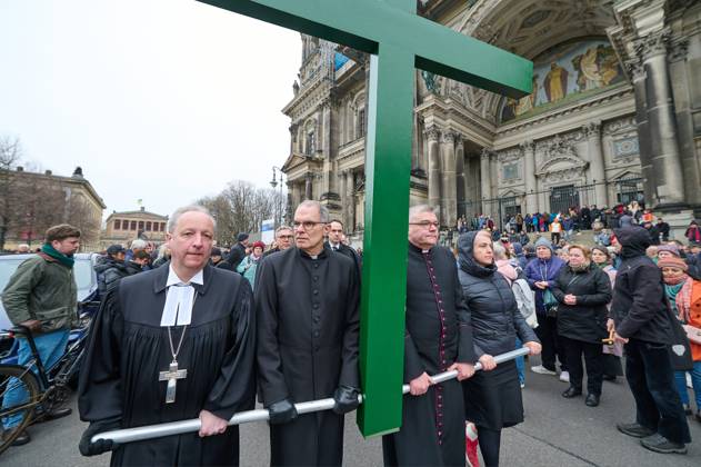 Christinnen und Christen haben am 07.04.2023 in Berlin mit der traditionellen Karfreitagsprozession an das Leiden und Sterben Jesu Christi am Kreuz erinnert. An der Prozession, die nach einem Gottesdienst in der evangelischen Marienkirche am Alexanderplatz zur katholischen Hedwigskathedrale nahe der Staatsoper Unter den Linden fuehrte, beteiligten sich nach Angaben des evangelischen Kirchenkreises Berlin-Stadtmitte mehrere hundert Menschen. Das Kreuz an der Spitze des Zuges wurde auch vom katholischen Berliner Erzbischof Heiner Koch, dem evangelischen Berliner Bischof Christian Staeblein und der evangelischen Berliner Generalsuperintendentin, Ulrike Trautwein getragen. In diesem Jahr widme sich die oekumenische Prozession Menschen, die an Copyright: epd-bild ChristianxDitsch D23D0407BerlinKarfreitagsprozession112437