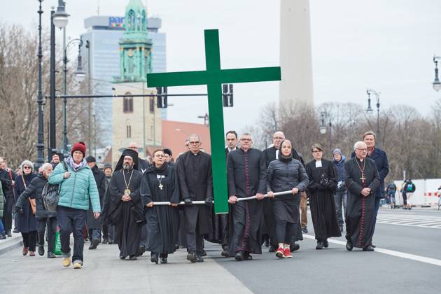 Christinnen und Christen haben am 07.04.2023 in Berlin mit der traditionellen Karfreitagsprozession an das Leiden und Sterben Jesu Christi am Kreuz erinnert. An der Prozession, die nach einem Gottesdienst in der evangelischen Marienkirche am Alexanderplatz zur katholischen Hedwigskathedrale nahe der Staatsoper Unter den Linden fuehrte, beteiligten sich nach Angaben des evangelischen Kirchenkreises Berlin-Stadtmitte mehrere hundert Menschen. Das Kreuz an der Spitze des Zuges wurde auch vom katholischen Berliner Erzbischof Heiner Koch, dem evangelischen Berliner Bischof Christian Staeblein und der evangelischen Berliner Generalsuperintendentin, Ulrike Trautwein getragen. In diesem Jahr widme sich die oekumenische Prozession Menschen, die an d Copyright: epd-bild ChristianxDitsch D23D0407BerlinKarfreitagsprozession112733