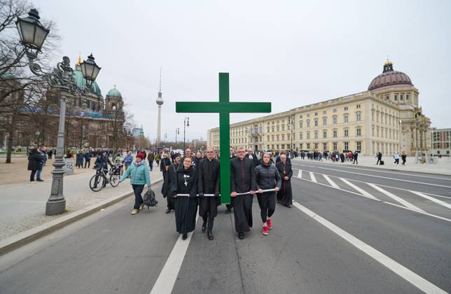 Christinnen und Christen haben am 07.04.2023 in Berlin mit der traditionellen Karfreitagsprozession an das Leiden und Sterben Jesu Christi am Kreuz erinnert. An der Prozession, die nach einem Gottesdienst in der evangelischen Marienkirche am Alexanderplatz zur katholischen Hedwigskathedrale nahe der Staatsoper Unter den Linden fuehrte, beteiligten sich nach Angaben des evangelischen Kirchenkreises Berlin-Stadtmitte mehrere hundert Menschen. Das Kreuz an der Spitze des Zuges wurde auch vom katholischen Berliner Erzbischof Heiner Koch, dem evangelischen Berliner Bischof Christian Staeblein und der evangelischen Berliner Generalsuperintendentin, Ulrike Trautwein getragen. In diesem Jahr widme sich die oekumenische Prozession Menschen, die an Copyright: epd-bild ChristianxDitsch D23D0407BerlinKarfreitagsprozession112834