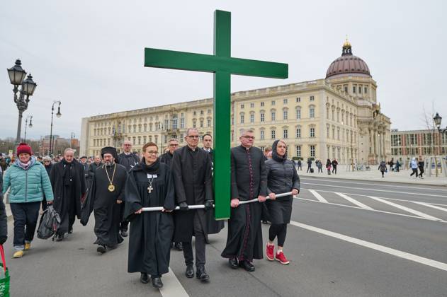 Christinnen und Christen haben am 07.04.2023 in Berlin mit der traditionellen Karfreitagsprozession an das Leiden und Sterben Jesu Christi am Kreuz erinnert. An der Prozession, die nach einem Gottesdienst in der evangelischen Marienkirche am Alexanderplatz zur katholischen Hedwigskathedrale nahe der Staatsoper Unter den Linden fuehrte, beteiligten sich nach Angaben des evangelischen Kirchenkreises Berlin-Stadtmitte mehrere hundert Menschen. Das Kreuz an der Spitze des Zuges wurde auch vom katholischen Berliner Erzbischof Heiner Koch, dem evangelischen Berliner Bischof Christian Staeblein und der evangelischen Berliner Generalsuperintendentin, Ulrike Trautwein getragen. In diesem Jahr widme sich die oekumenische Prozession Menschen, die an Copyright: epd-bild ChristianxDitsch D23D0407BerlinKarfreitagsprozession112842