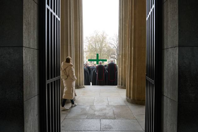 Christinnen und Christen haben am 07.04.2023 in Berlin mit der traditionellen Karfreitagsprozession an das Leiden und Sterben Jesu Christi am Kreuz erinnert. An der Prozession, die nach einem Gottesdienst in der evangelischen Marienkirche am Alexanderplatz zur katholischen Hedwigskathedrale nahe der Staatsoper Unter den Linden fuehrte, beteiligten sich nach Angaben des evangelischen Kirchenkreises Berlin-Stadtmitte mehrere hundert Menschen. Das Kreuz an der Spitze des Zuges wurde auch vom katholischen Berliner Erzbischof Heiner Koch, dem evangelischen Berliner Bischof Christian Staeblein und der evangelischen Berliner Generalsuperintendentin, Ulrike Trautwein getragen. In diesem Jahr widme sich die oekumenische Prozession Menschen, die an d Copyright: epd-bild ChristianxDitsch D23D0407BerlinKarfreitagsprozession113459