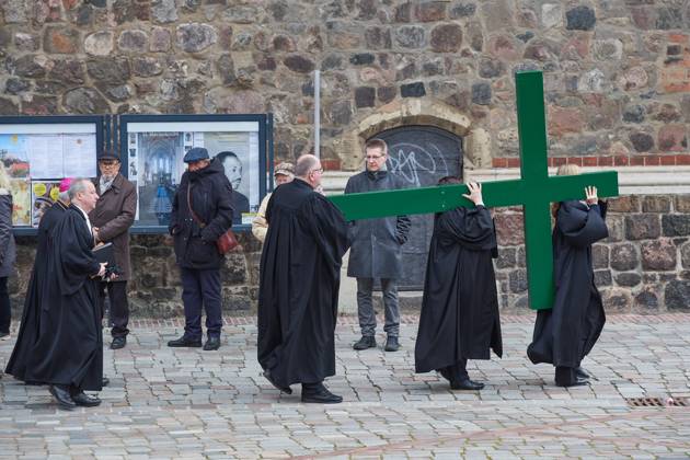 Christinnen und Christen haben am 07.04.2023 in Berlin mit der traditionellen Karfreitagsprozession an das Leiden und Sterben Jesu Christi am Kreuz erinnert. An der Prozession, die nach einem Gottesdienst in der evangelischen Marienkirche am Alexanderplatz zur katholischen Hedwigskathedrale nahe der Staatsoper Unter den Linden fuehrte, beteiligten sich nach Angaben des evangelischen Kirchenkreises Berlin-Stadtmitte mehrere hundert Menschen. Das Kreuz an der Spitze des Zuges wurde auch vom katholischen Berliner Erzbischof Heiner Koch, dem evangelischen Berliner Bischof Christian Staeblein und der evangelischen Berliner Generalsuperintendentin, Ulrike Trautwein getragen. In diesem Jahr widme sich die oekumenische Prozession Menschen, die an Copyright: epd-bild ChristianxDitsch D23D0407BerlinKarfreitagsprozession105500