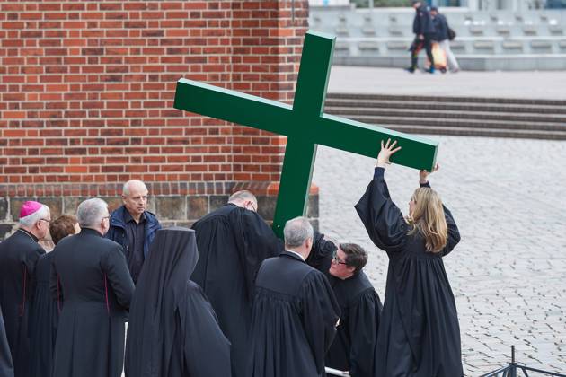 Christinnen und Christen haben am 07.04.2023 in Berlin mit der traditionellen Karfreitagsprozession an das Leiden und Sterben Jesu Christi am Kreuz erinnert. An der Prozession, die nach einem Gottesdienst in der evangelischen Marienkirche am Alexanderplatz zur katholischen Hedwigskathedrale nahe der Staatsoper Unter den Linden fuehrte, beteiligten sich nach Angaben des evangelischen Kirchenkreises Berlin-Stadtmitte mehrere hundert Menschen. Das Kreuz an der Spitze des Zuges wurde auch vom katholischen Berliner Erzbischof Heiner Koch, dem evangelischen Berliner Bischof Christian Staeblein und der evangelischen Berliner Generalsuperintendentin, Ulrike Trautwein getragen. In diesem Jahr widme sich die oekumenische Prozession Menschen, die an Copyright: epd-bild ChristianxDitsch D23D0407BerlinKarfreitagsprozession105531