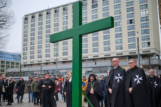 Christinnen und Christen haben am 07.04.2023 in Berlin mit der traditionellen Karfreitagsprozession an das Leiden und Sterben Jesu Christi am Kreuz erinnert. An der Prozession, die nach einem Gottesdienst in der evangelischen Marienkirche am Alexanderplatz zur katholischen Hedwigskathedrale nahe der Staatsoper Unter den Linden fuehrte, beteiligten sich nach Angaben des evangelischen Kirchenkreises Berlin-Stadtmitte mehrere hundert Menschen. Das Kreuz an der Spitze des Zuges wurde auch vom katholischen Berliner Erzbischof Heiner Koch, dem evangelischen Berliner Bischof Christian Staeblein und der evangelischen Berliner Generalsuperintendentin, Ulrike Trautwein getragen. In diesem Jahr widme sich die oekumenische Prozession Menschen, die an d Copyright: epd-bild ChristianxDitsch D23D0407BerlinKarfreitagsprozession105714