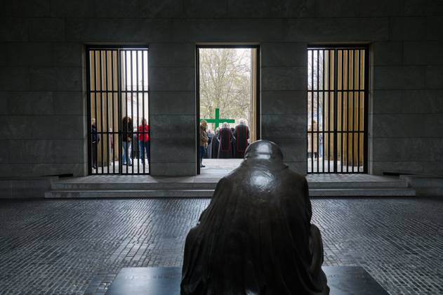 Christinnen und Christen haben am 07.04.2023 in Berlin mit der traditionellen Karfreitagsprozession an das Leiden und Sterben Jesu Christi am Kreuz erinnert. An der Prozession, die nach einem Gottesdienst in der evangelischen Marienkirche am Alexanderplatz zur katholischen Hedwigskathedrale nahe der Staatsoper Unter den Linden fuehrte, beteiligten sich nach Angaben des evangelischen Kirchenkreises Berlin-Stadtmitte mehrere hundert Menschen. Das Kreuz an der Spitze des Zuges wurde auch vom katholischen Berliner Erzbischof Heiner Koch, dem evangelischen Berliner Bischof Christian Staeblein und der evangelischen Berliner Generalsuperintendentin, Ulrike Trautwein getragen. In diesem Jahr widme sich die oekumenische Prozession Menschen, die an d Copyright: epd-bild ChristianxDitsch D23D0407BerlinKarfreitagsprozession113605