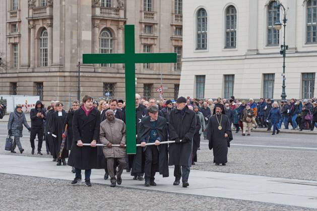 Christinnen und Christen haben am 07.04.2023 in Berlin mit der traditionellen Karfreitagsprozession an das Leiden und Sterben Jesu Christi am Kreuz erinnert. An der Prozession, die nach einem Gottesdienst in der evangelischen Marienkirche am Alexanderplatz zur katholischen Hedwigskathedrale nahe der Staatsoper Unter den Linden fuehrte, beteiligten sich nach Angaben des evangelischen Kirchenkreises Berlin-Stadtmitte mehrere hundert Menschen. Das Kreuz an der Spitze des Zuges wurde auch vom katholischen Berliner Erzbischof Heiner Koch, dem evangelischen Berliner Bischof Christian Staeblein und der evangelischen Berliner Generalsuperintendentin, Ulrike Trautwein getragen. In diesem Jahr widme sich die oekumenische Prozession Menschen, die an Copyright: epd-bild ChristianxDitsch D23D0407BerlinKarfreitagsprozession114528