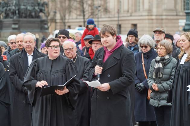 Christinnen und Christen haben am 07.04.2023 in Berlin mit der traditionellen Karfreitagsprozession an das Leiden und Sterben Jesu Christi am Kreuz erinnert. An der Prozession, die nach einem Gottesdienst in der evangelischen Marienkirche am Alexanderplatz zur katholischen Hedwigskathedrale nahe der Staatsoper Unter den Linden fuehrte, beteiligten sich nach Angaben des evangelischen Kirchenkreises Berlin-Stadtmitte mehrere hundert Menschen. Das Kreuz an der Spitze des Zuges wurde auch vom katholischen Berliner Erzbischof Heiner Koch, dem evangelischen Berliner Bischof Christian Staeblein und der evangelischen Berliner Generalsuperintendentin, Ulrike Trautwein getragen. In diesem Jahr widme sich die oekumenische Prozession Menschen, die an Copyright: epd-bild ChristianxDitsch D23D0407BerlinKarfreitagsprozession115345