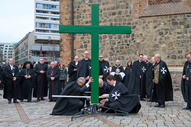 Christinnen und Christen haben am 07.04.2023 in Berlin mit der traditionellen Karfreitagsprozession an das Leiden und Sterben Jesu Christi am Kreuz erinnert. An der Prozession, die nach einem Gottesdienst in der evangelischen Marienkirche am Alexanderplatz zur katholischen Hedwigskathedrale nahe der Staatsoper Unter den Linden fuehrte, beteiligten sich nach Angaben des evangelischen Kirchenkreises Berlin-Stadtmitte mehrere hundert Menschen. Das Kreuz an der Spitze des Zuges wurde auch vom katholischen Berliner Erzbischof Heiner Koch, dem evangelischen Berliner Bischof Christian Staeblein und der evangelischen Berliner Generalsuperintendentin, Ulrike Trautwein getragen. In diesem Jahr widme sich die oekumenische Prozession Menschen, die an Copyright: epd-bild ChristianxDitsch D23D0407BerlinKarfreitagsprozession105616