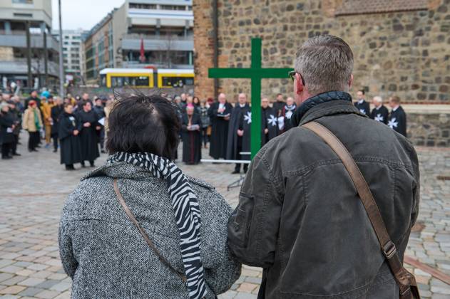 Christinnen und Christen haben am 07.04.2023 in Berlin mit der traditionellen Karfreitagsprozession an das Leiden und Sterben Jesu Christi am Kreuz erinnert. An der Prozession, die nach einem Gottesdienst in der evangelischen Marienkirche am Alexanderplatz zur katholischen Hedwigskathedrale nahe der Staatsoper Unter den Linden fuehrte, beteiligten sich nach Angaben des evangelischen Kirchenkreises Berlin-Stadtmitte mehrere hundert Menschen. Das Kreuz an der Spitze des Zuges wurde auch vom katholischen Berliner Erzbischof Heiner Koch, dem evangelischen Berliner Bischof Christian Staeblein und der evangelischen Berliner Generalsuperintendentin, Ulrike Trautwein getragen. In diesem Jahr widme sich die oekumenische Prozession Menschen, die an Copyright: epd-bild ChristianxDitsch D23D0407BerlinKarfreitagsprozession105910