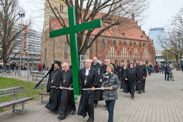 Christinnen und Christen haben am 07.04.2023 in Berlin mit der traditionellen Karfreitagsprozession an das Leiden und Sterben Jesu Christi am Kreuz erinnert. An der Prozession, die nach einem Gottesdienst in der evangelischen Marienkirche am Alexanderplatz zur katholischen Hedwigskathedrale nahe der Staatsoper Unter den Linden fuehrte, beteiligten sich nach Angaben des evangelischen Kirchenkreises Berlin-Stadtmitte mehrere hundert Menschen. Das Kreuz an der Spitze des Zuges wurde auch vom katholischen Berliner Erzbischof Heiner Koch, dem evangelischen Berliner Bischof Christian Staeblein und der evangelischen Berliner Generalsuperintendentin, Ulrike Trautwein getragen. In diesem Jahr widme sich die oekumenische Prozession Menschen, die an Copyright: epd-bild ChristianxDitsch D23D0407BerlinKarfreitagsprozession110657