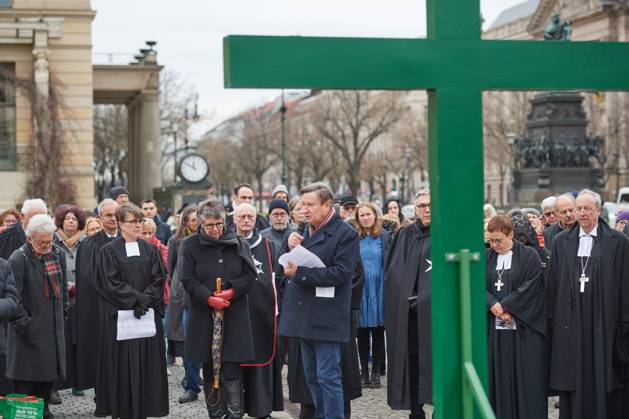Christinnen und Christen haben am 07.04.2023 in Berlin mit der traditionellen Karfreitagsprozession an das Leiden und Sterben Jesu Christi am Kreuz erinnert. An der Prozession, die nach einem Gottesdienst in der evangelischen Marienkirche am Alexanderplatz zur katholischen Hedwigskathedrale nahe der Staatsoper Unter den Linden fuehrte, beteiligten sich nach Angaben des evangelischen Kirchenkreises Berlin-Stadtmitte mehrere hundert Menschen. Das Kreuz an der Spitze des Zuges wurde auch vom katholischen Berliner Erzbischof Heiner Koch, dem evangelischen Berliner Bischof Christian Staeblein und der evangelischen Berliner Generalsuperintendentin, Ulrike Trautwein getragen. In diesem Jahr widme sich die oekumenische Prozession Menschen, die an Copyright: epd-bild ChristianxDitsch D23D0407BerlinKarfreitagsprozession115040