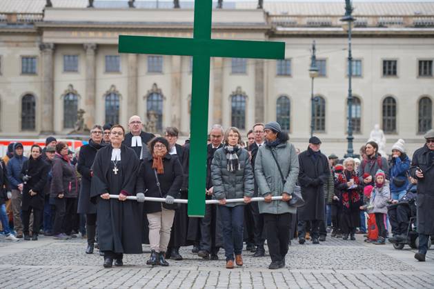 Christinnen und Christen haben am 07.04.2023 in Berlin mit der traditionellen Karfreitagsprozession an das Leiden und Sterben Jesu Christi am Kreuz erinnert. An der Prozession, die nach einem Gottesdienst in der evangelischen Marienkirche am Alexanderplatz zur katholischen Hedwigskathedrale nahe der Staatsoper Unter den Linden fuehrte, beteiligten sich nach Angaben des evangelischen Kirchenkreises Berlin-Stadtmitte mehrere hundert Menschen. Das Kreuz an der Spitze des Zuges wurde auch vom katholischen Berliner Erzbischof Heiner Koch, dem evangelischen Berliner Bischof Christian Staeblein und der evangelischen Berliner Generalsuperintendentin, Ulrike Trautwein getragen. In diesem Jahr widme sich die oekumenische Prozession Menschen, die an Copyright: epd-bild ChristianxDitsch D23D0407BerlinKarfreitagsprozession115640