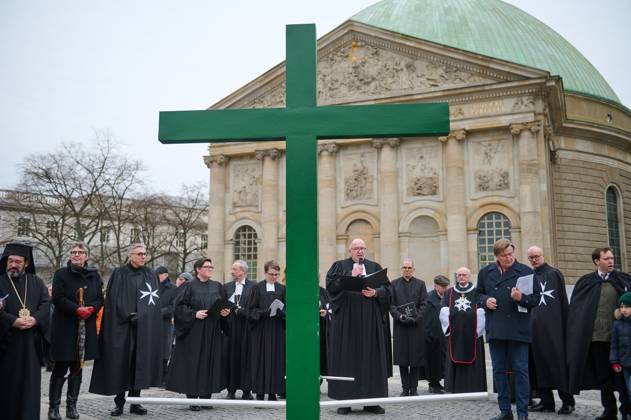 Christinnen und Christen haben am 07.04.2023 in Berlin mit der traditionellen Karfreitagsprozession an das Leiden und Sterben Jesu Christi am Kreuz erinnert. An der Prozession, die nach einem Gottesdienst in der evangelischen Marienkirche am Alexanderplatz zur katholischen Hedwigskathedrale nahe der Staatsoper Unter den Linden fuehrte, beteiligten sich nach Angaben des evangelischen Kirchenkreises Berlin-Stadtmitte mehrere hundert Menschen. Das Kreuz an der Spitze des Zuges wurde auch vom katholischen Berliner Erzbischof Heiner Koch, dem evangelischen Berliner Bischof Christian Staeblein und der evangelischen Berliner Generalsuperintendentin, Ulrike Trautwein getragen. In diesem Jahr widme sich die oekumenische Prozession Menschen, die an d Copyright: epd-bild ChristianxDitsch D23D0407BerlinKarfreitagsprozession115929