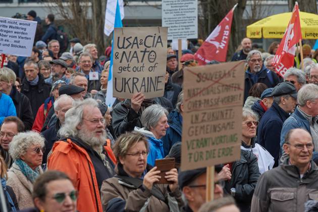 Der traditionelle Berliner Ostermarsch (Foto vom 08.04.2023) steht in diesem Jahr unter dem Motto Den Frieden gewinnen - nicht den Krieg . Die Veranstalter warnten unter anderem vor einer Eskalation des Krieges in der Ukraine. Deutschland mache sich durch Waffenlieferungen, permanente Kriegsrhetorik und durch Schueren von Feindbildern mitschuldig. Zeitgleich gab es auch eine alternative Veranstaltung unter dem Motto Kritische Einordnung des Berliner Ostermarsches . Bereits im vergangenen Jahr hatte es in Berlin zwei verschiedene Ostermaersche am selben Tag gegeben. Hintergrund ist ein unterschiedlicher Blick auf den Ukraine-Krieg. Im Bild: Links ein Schild mit der Aufschrift USA & CIA & NATO get out of Ukraine (USA & CIA & NATO raus a Copyright: epd-bild ChristianxDitsch D23D0408OstermarschBerlin130703