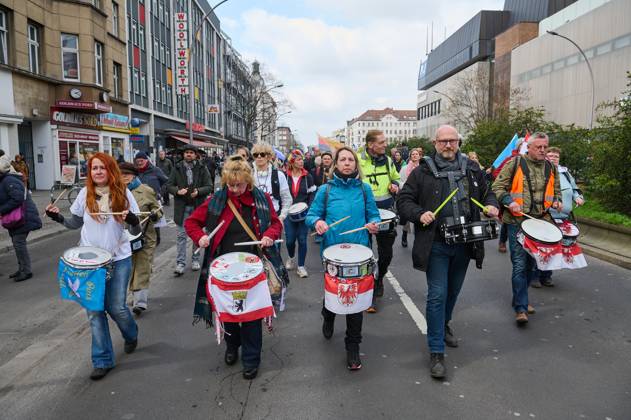 Der traditionelle Berliner Ostermarsch (Foto vom 08.04.2023) steht in diesem Jahr unter dem Motto Den Frieden gewinnen - nicht den Krieg . Die Veranstalter warnten unter anderem vor einer Eskalation des Krieges in der Ukraine. Deutschland mache sich durch Waffenlieferungen, permanente Kriegsrhetorik und durch Schueren von Feindbildern mitschuldig. Zeitgleich gab es auch eine alternative Veranstaltung unter dem Motto Kritische Einordnung des Berliner Ostermarsches . Bereits im vergangenen Jahr hatte es in Berlin zwei verschiedene Ostermaersche am selben Tag gegeben. Hintergrund ist ein unterschiedlicher Blick auf den Ukraine-Krieg. Im Bild: Querdenker aus Brandenburg trommeln im Marschrhytmus. (Siehe epd-Meldung vom 08.04.2023) EDITORIAL Copyright: epd-bild ChristianxDitsch D23D0408OstermarschBerlin142926