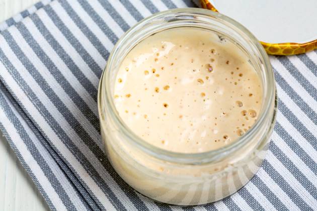 Mature sourdough in jar. Artisanal wheat sourdough starter. Top view of glass jar with sourdough starter close up,selective focus. Copy space. Copyright: xZoonar.com MarinaxSaprunovax 19721923