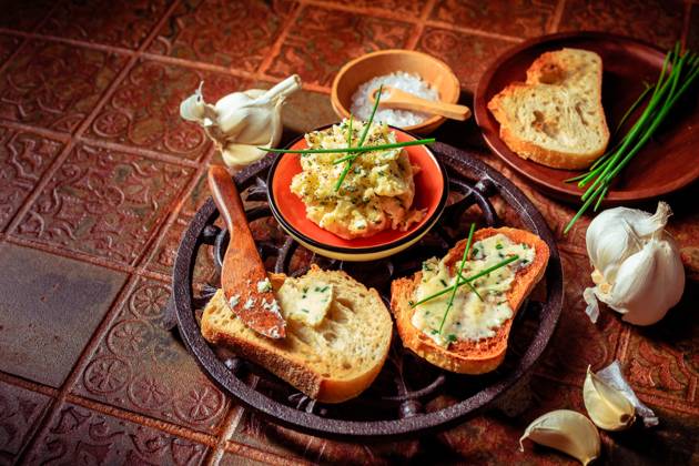 IMAGO Creative, Food, Brot, Knoblauchbrot Homemade garlic bread or baguette slices with garlic butter and herbs on kitchen table Homemade garlic bread or baguette slices with garlic butter and herbs on kitchen table Copyright: xZoonar.com IngridxBalabanovax 19723008