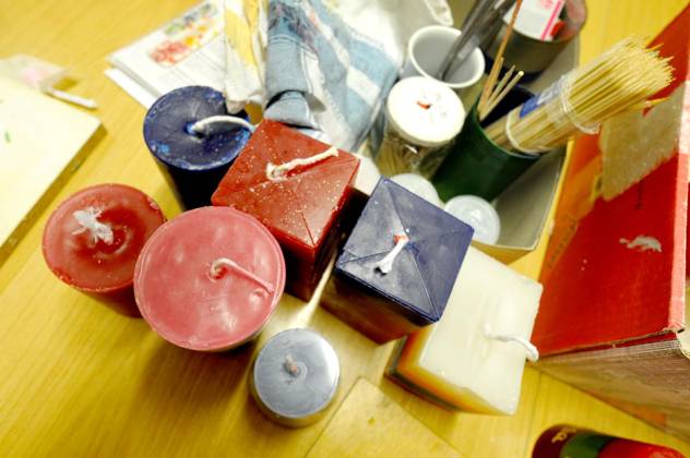 X Am Mittwoch, 16.06.2010, gießen Klienten der Spix Tagesstätte in Wesel Kerzen. Sie produzieren Kerzen , die am Tag der Begegnung in Essen verkauft werden. SPIX betreut phsychisch kranke Menschen im Kreis Wesel. Foto : Markus Weißenfels WAZ FotoPool x Deutschland NRW x Copyright: MarkusxWeißenfels