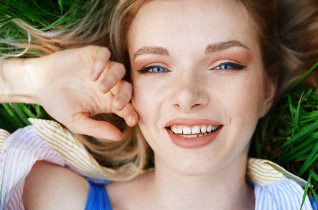 Carefree young blond woman lying in grass and enjoying summer time New York, New York, United States CR_ARZH230410-1167241-01 ,model released, Symbolfoto
