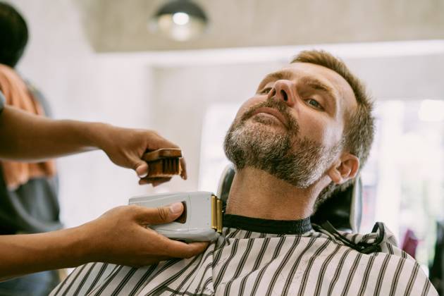 Man in barbershop shaving beard. Beard care. Singapore, Singapore CR_YUKI230410-1167267-01 ,model released, Symbolfoto
